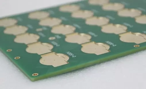 多層PCB設計の考慮事項：スタックアップ、シグナルインテグリティ、熱管理
